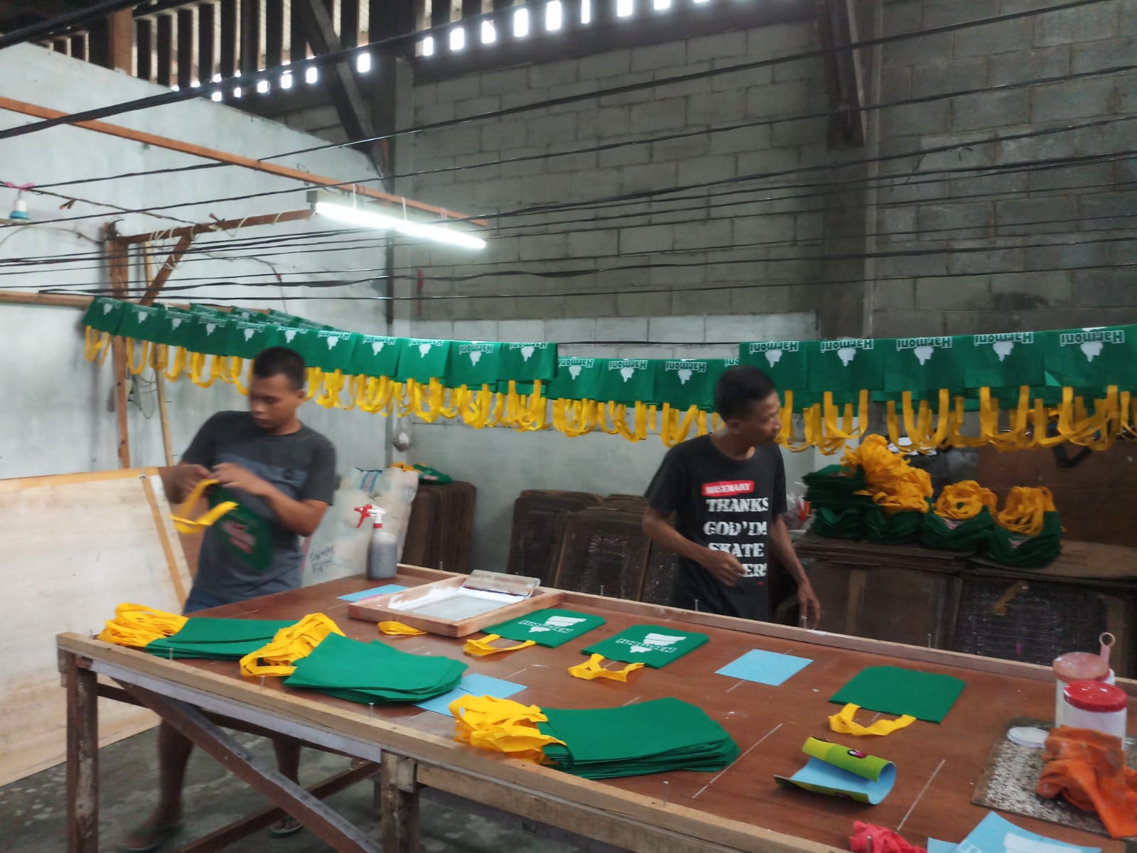 Dokumentasi workshop Rumah Pola dengan goodie bag yang sedang dikerjakan