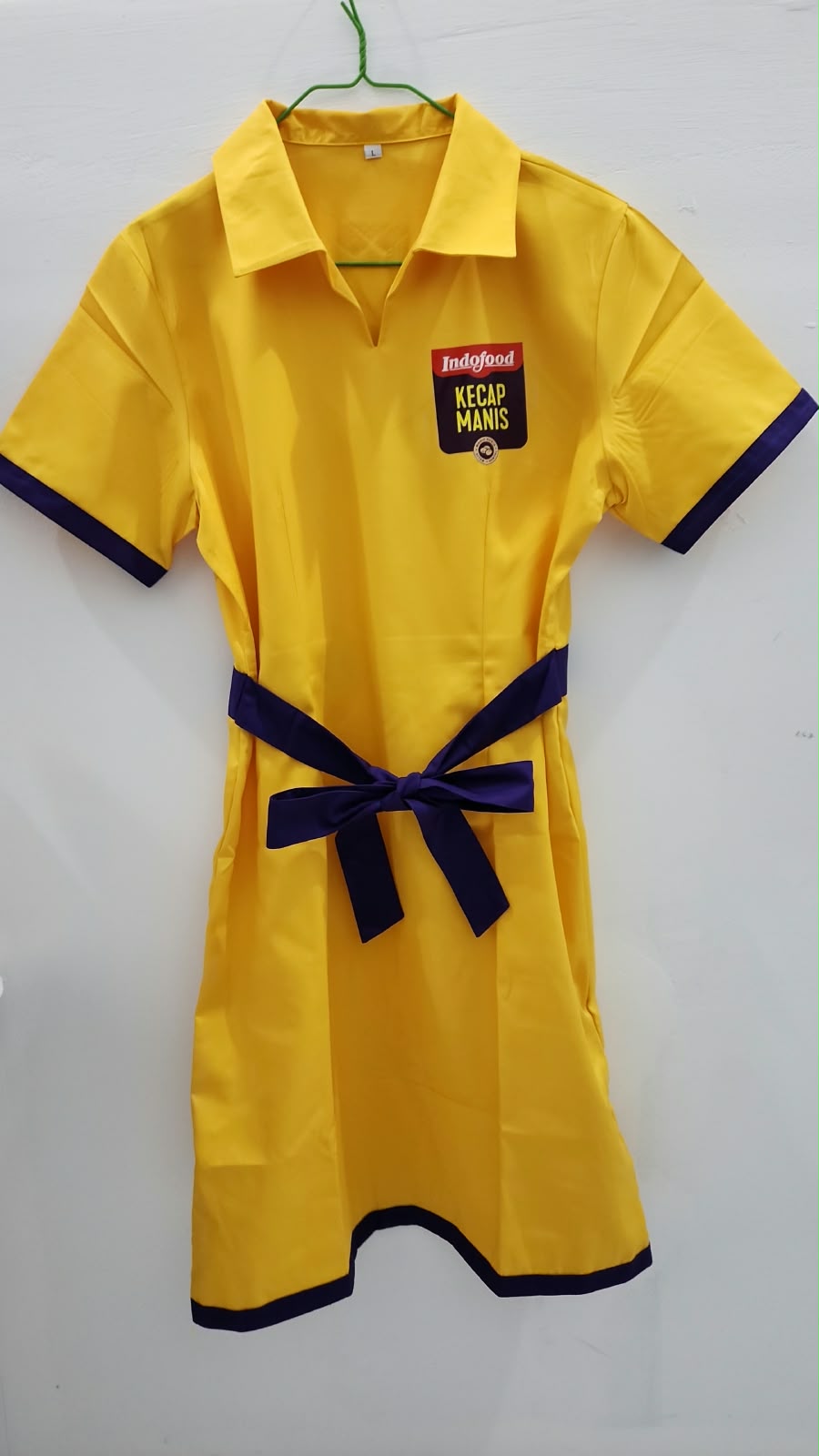 Seragam promosi kuning dengan aksen biru