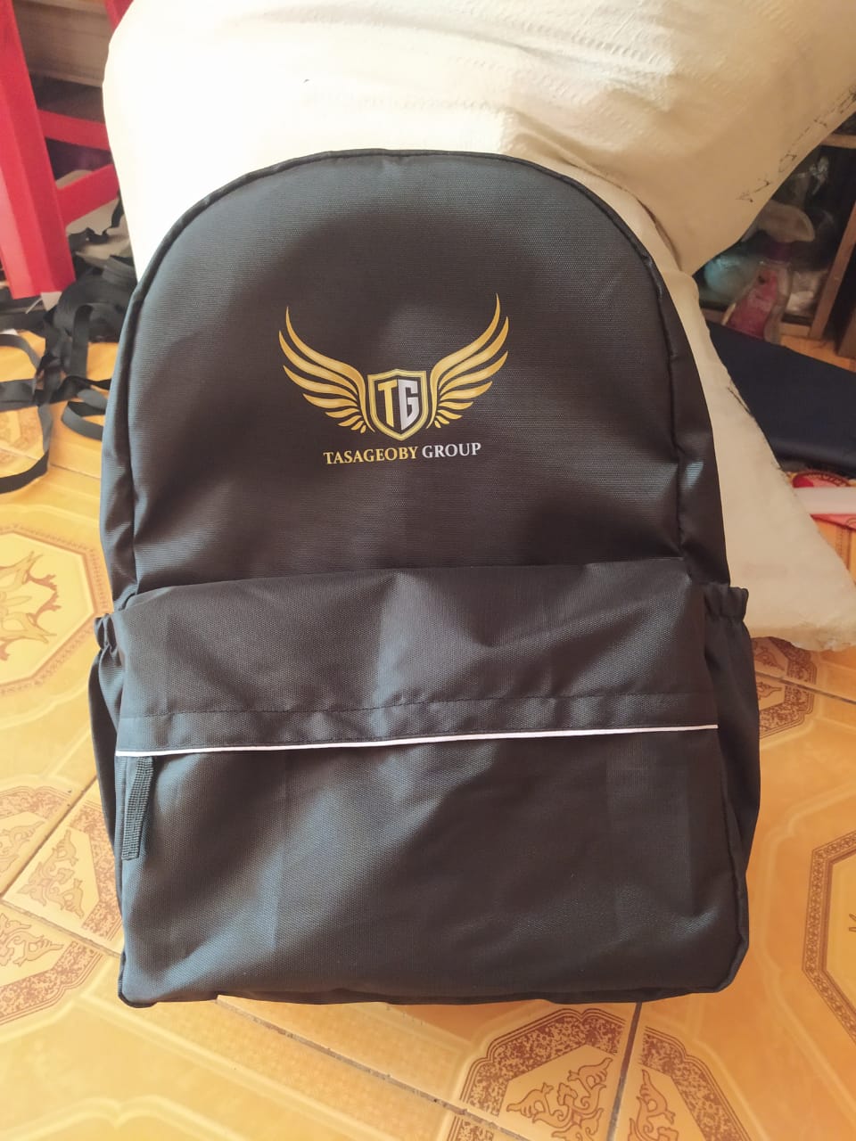 Tas ransel hitam dengan aplikasi logo